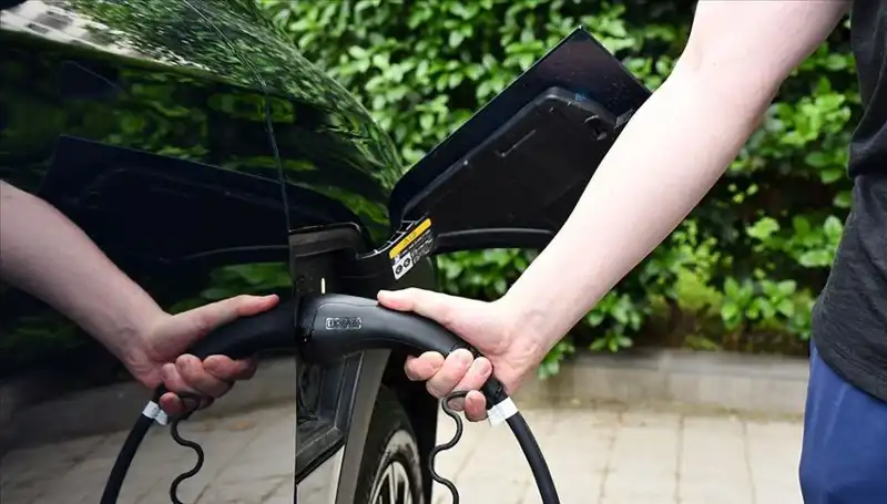 ABD'nin Gümrük Vergilerine Karşı İngiltere'nin Elektrikli Araç Üreticilerine Destek Hamlesi