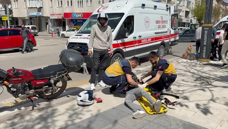 Aksaray'da Motosiklet Kazası: İki Kişi Yaralandı, Olay Yeri Gerilim Dolu Anlara Tanıklık Etti