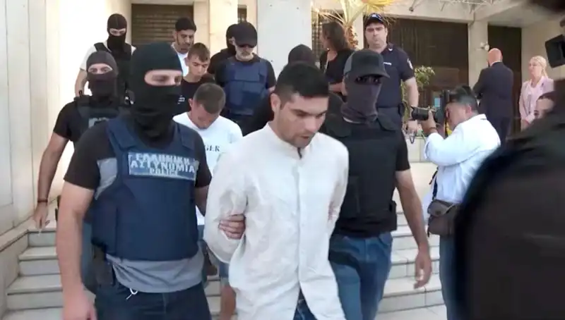 Atina'da Şok Edici Cinayet: Profesörün Eski Eşi ve 5 Kişi Gözaltında!