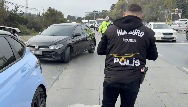 Emniyet Şeridini İhlal Eden Sürücü, Yolda Beklenmedik Bir Olayla Karşılaştı