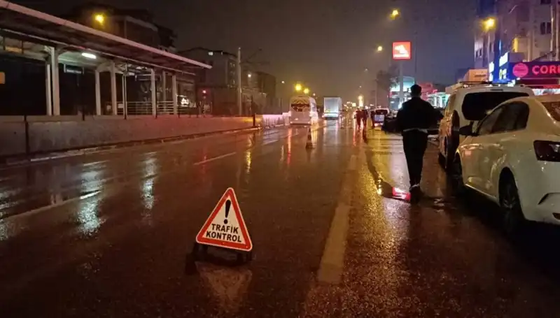 Bursa'da Kaza Yerindeki Polise Kamyonet Çarpması: Şok Edici Anlar