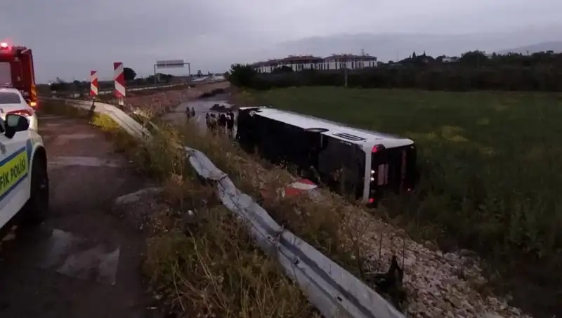 Manisa'da Yolcu Otobüsü Kazası: Çok Sayıda Yaralı ile Gündemde