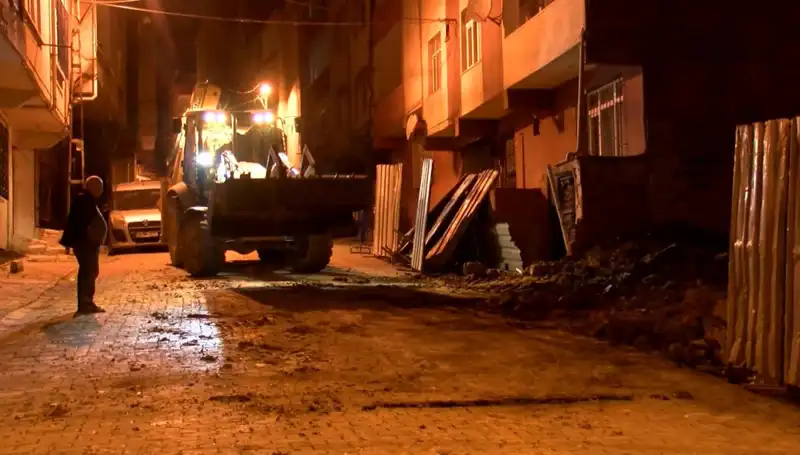 Bağcılar'da Yana Eğilen Bina Büyük Tehlike Oluşturdu, Acil Önlemler Alındı!