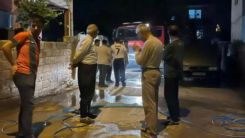 Park Halinde Büyüyen Yangın: Araç Kıvılcımlarla Alev Alev Yandı!