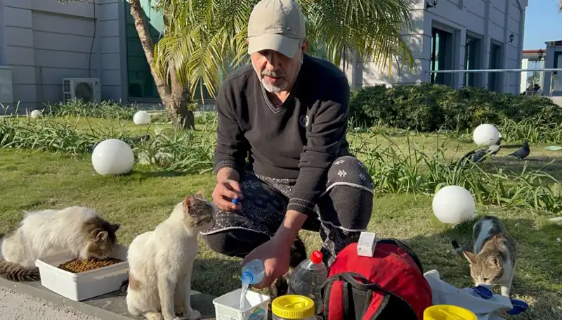 59 Yaşındaki Adamın Gündelik 8 Kilometre Yürüyüşü ile Duygulandıran Hikayesi