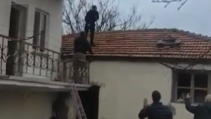 Çatıda Kıstırılan Şüpheli: "10 Yıldır Hapisteyim, Bir Daha Yakamı Kurtaramam!"