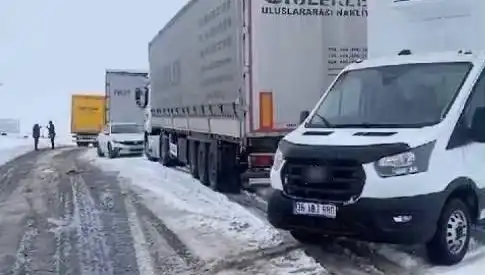 Kars-Ardahan Karayolu'nda Kar Yağışı: TIR'lar Feci Şekilde Kara Saplandı!