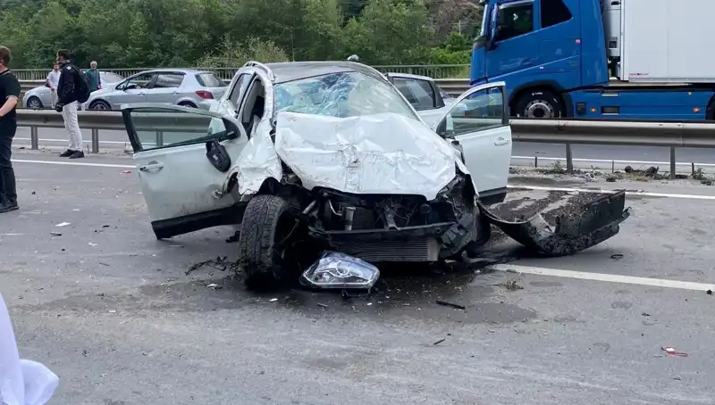 Betona Çarpan Araçta Dehşet Anları: Üç Yaralı İhbarı!