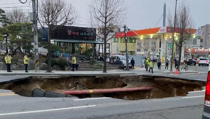 Güney Kore'de Motosikletin Yutulduğu Dehşet Verici Çukur Olayı