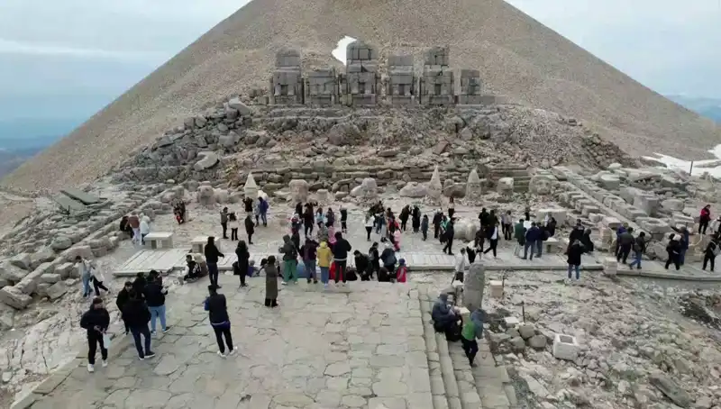 Bayramda Nemrut Dağı'nda Milyonlarca Ziyaretçi Akını!
