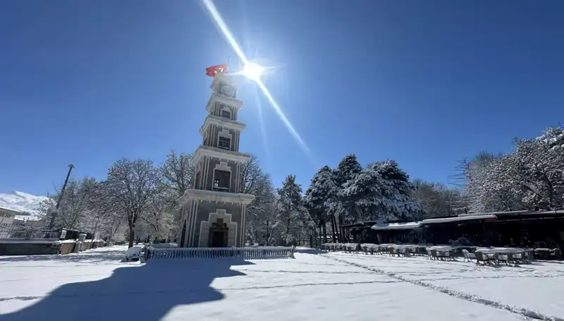 Erzincan'da Nisan Ayında Yağan Kar Sürprizi! Doğa Hayranlarını Şaşırttı