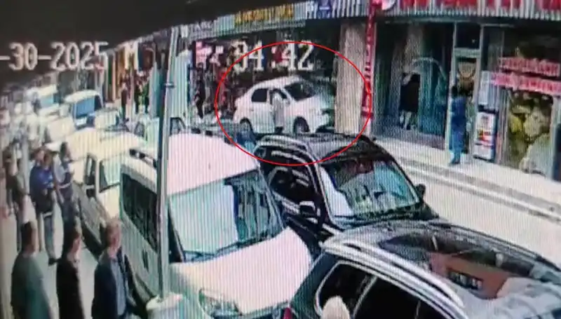 Alkollü Sürücünün Mağazaya Daldığı An: 2 Çocuğun Hayatı Kurtarıldı!