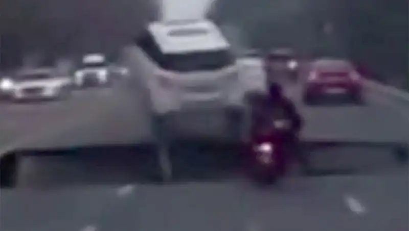 Güney Kore'de Otoyolda Oluşan Dev Çukur, Motosikletli Sürücüyü Yuttu!