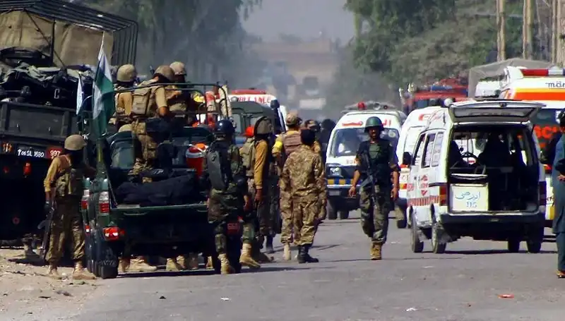 Pakistan’da Bombalı Saldırı: Güvenlik Görevlileri Hedef Alındı