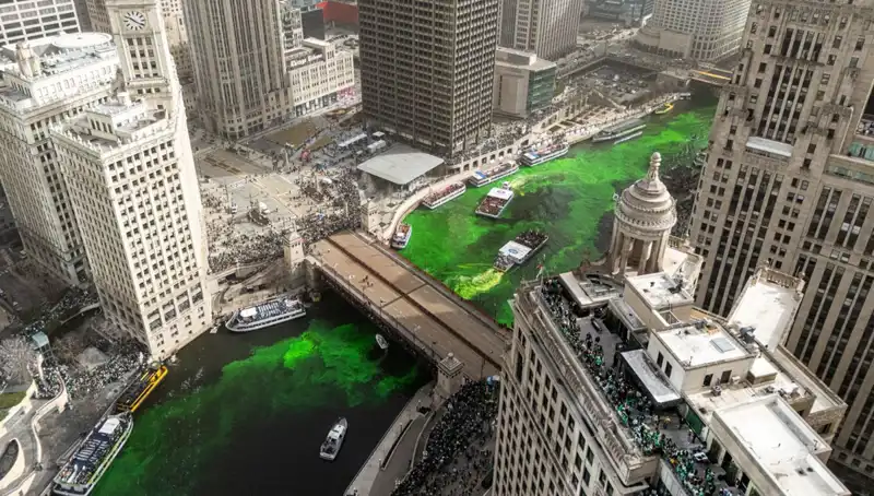 ABD'de Aziz Patrick Günü Kutlamaları: Chicago Nehri Yeşile Boyandı!