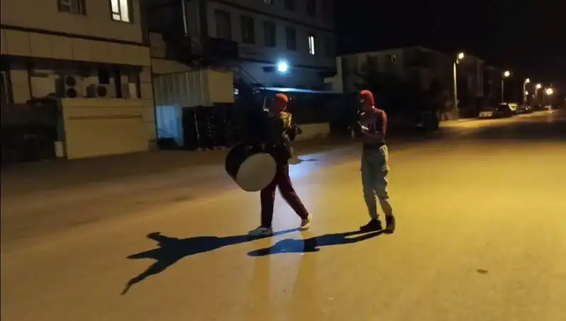Erzincan Sokaklarında Sahur Coşkusu: Örümcek Adamlar Davul Zurna ile Eğlendiriyor!