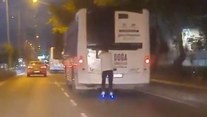 Patenlerle Trafikte Tehlikeli Macera: Şehir Sokaklarında Dikkat Çeken Görüntüler