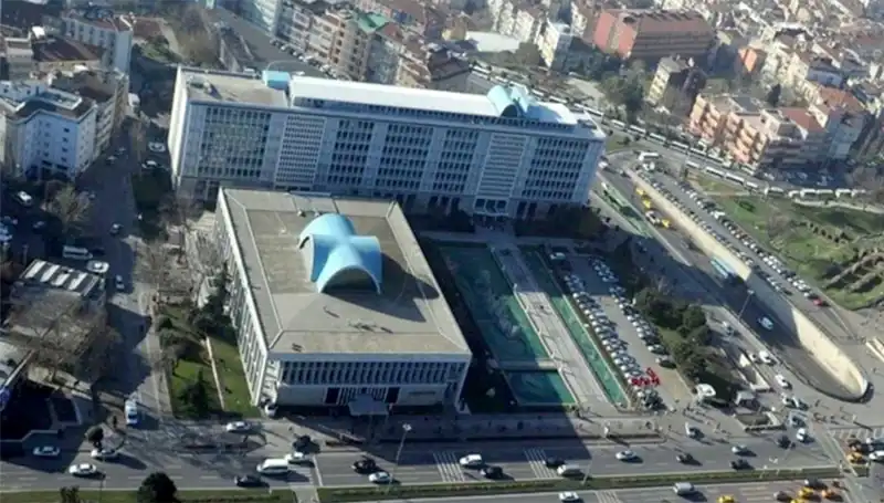 İBB Yolsuzluk Soruşturması: 10 Şüpheli Adliyeye Sevk Edildi, Gözler Şimdi Davada!