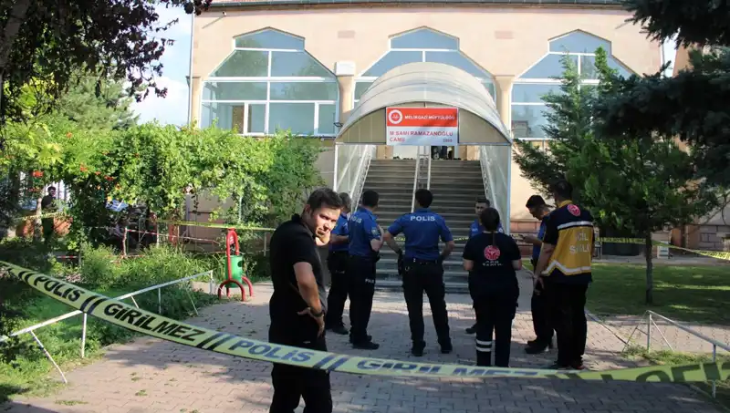 Husumet Yüzünden Kanlı Olay: Namazda Boğazından Vuruldu