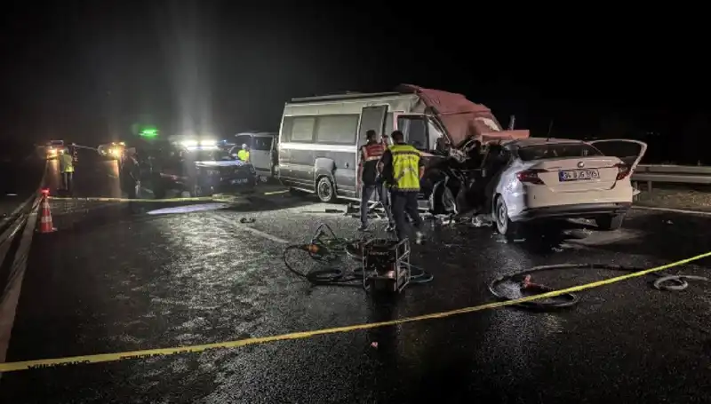 Ters Yönde Giden Minibüs Alev Alev Yandı: 1 Ölü, 1 Yaralı!