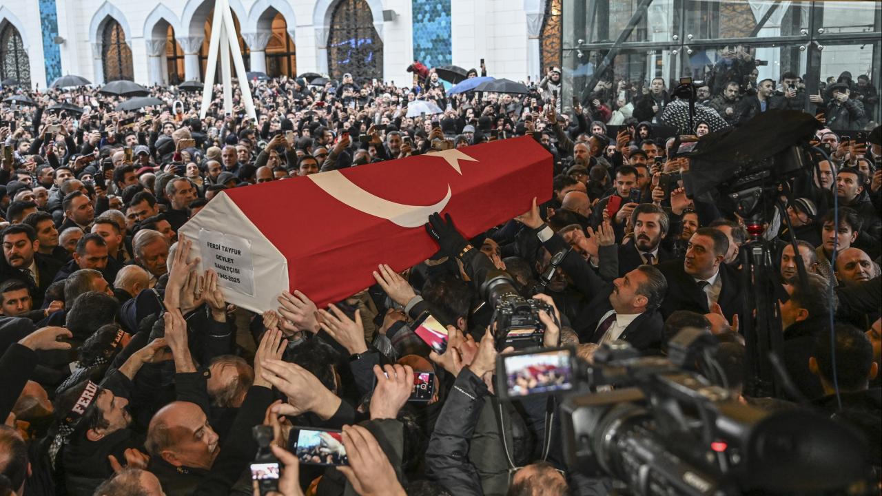 Türk Sinemasının Efsane İsmi Ferdi Tayfur Toprağa Verildi