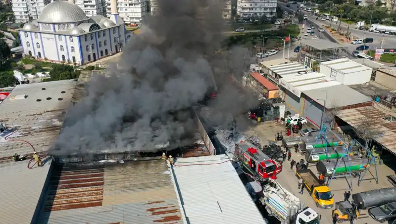 İzmir'deki Oto Lastikçide Patlayan Yangının Sebepleri ve Sonuçları