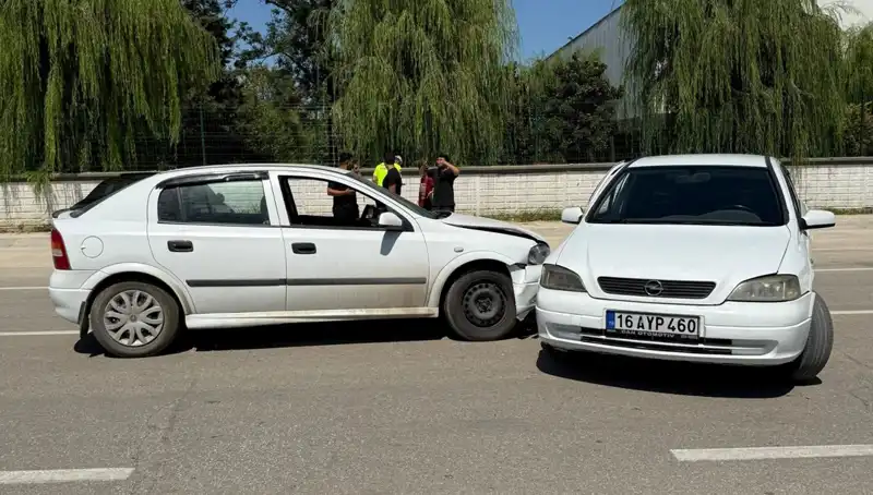 İki Otomobil Çarpıştı: Olayda İki Kişi Yaralandı!