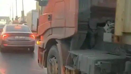 D-100'de Korkunç Anlar: TIR'a Yol Vermeyen İkisinin Kavgası