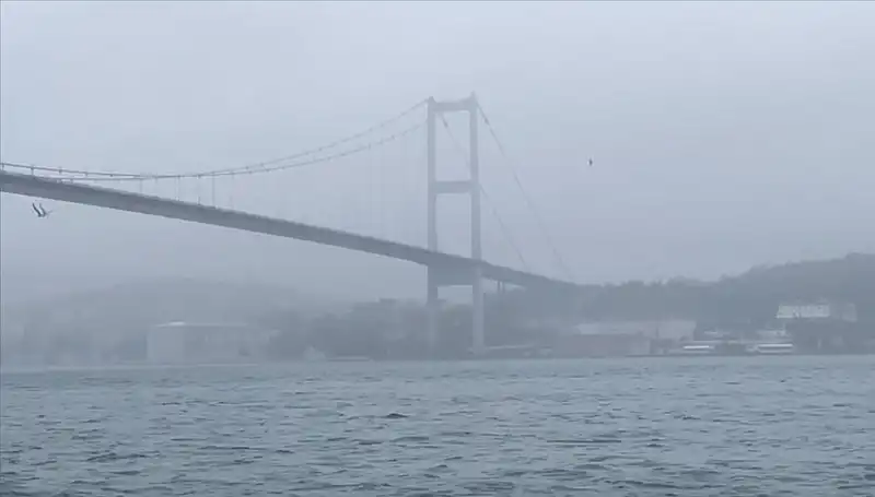 İstanbul Boğazı'nda Sis Yüzünden Gemi Trafiği Durma Noktasına Geldi