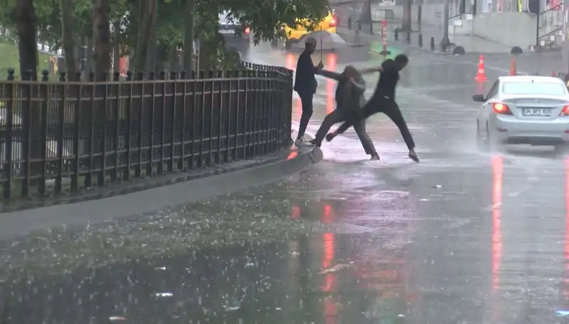 İstanbul ve İzmir İçin Meteorolojiden Alarm! Turuncu Kod Nedir?