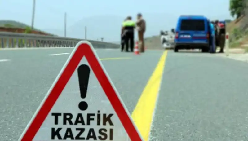 Otomobil ve Kamyonun Korkunç Çarpışması: Hayatlar Tehlikede!