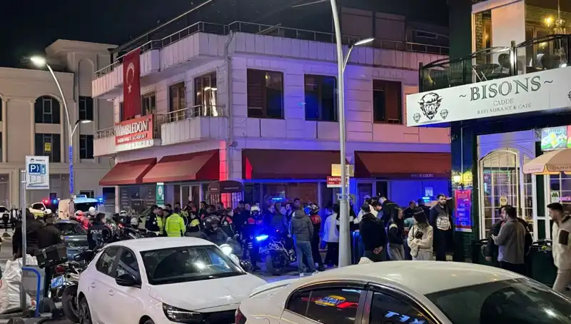 Kafe Önünde Yaşanan Şok Olay: Ateş Açan Saldırgan, Sahibi Bıçakladı!