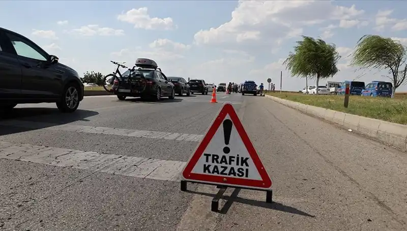 Adana'da Feci Kaza: Kamyon ile Otomobil Çarpıştı, Hayat Kaybı Var!