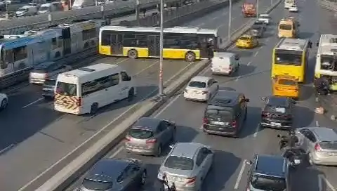 İstanbul'da Şok Kaza: İETT Otobüsü İki Araca Çarptı, Trafik Felç Oldu!