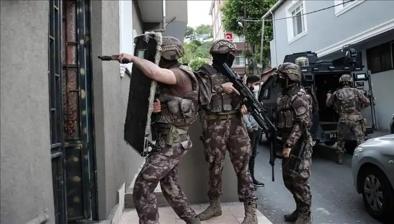 İstanbul’da DAEŞ Operasyonu: 20 Kişi Gözaltına Alındı, Terör Bağlantıları Araştırılıyor!