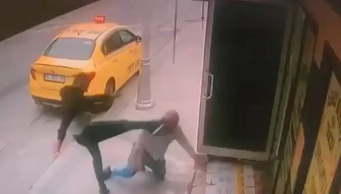 Taksi Durağında Dehşet Anları: Oğlunun Alacaklısı Bacağını Kırdı!
