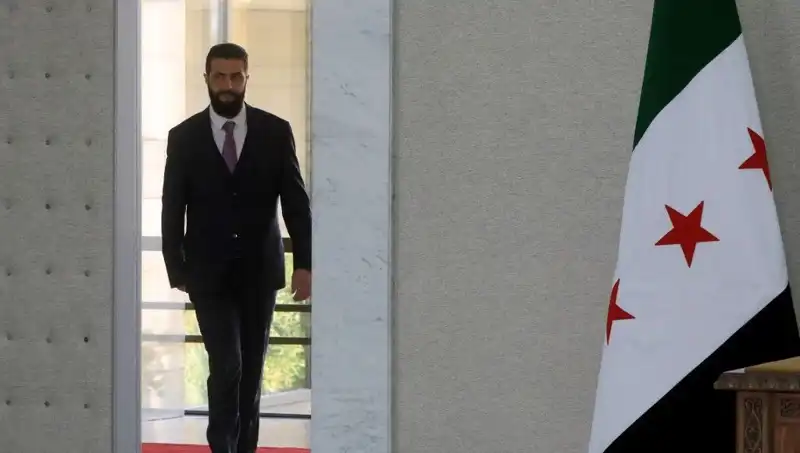 Paris'te Şara-Macron Zirvesi: Fransa Yeni Suriye'nin İnşasına Destek Verecek