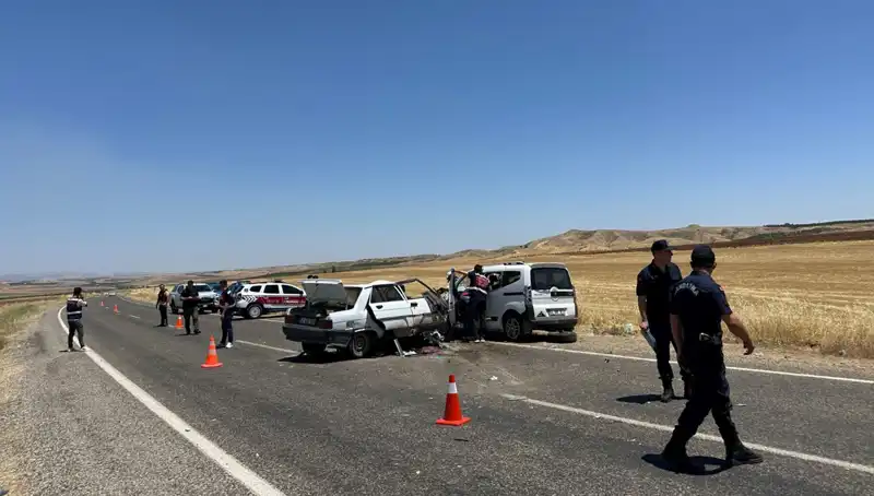Adıyaman'da Korkunç Trafik Kazası: 4 Can Gitti, Aileler Yas Tutuyor