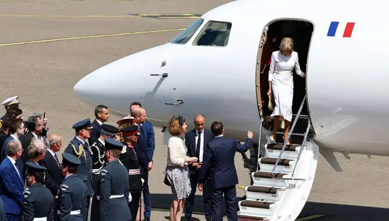 Eşi Brigitte Macron'un Elini Havada Bıraktı: Şaşırtan Sebep Nedir?