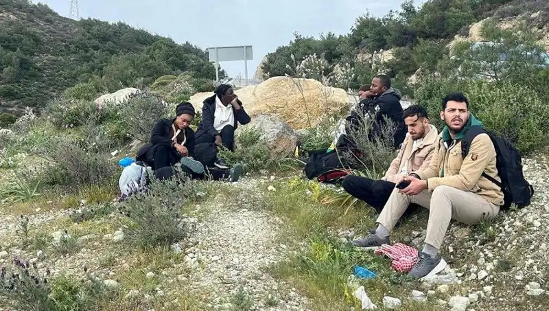 Türkiye'de İki İlde 20 Düzensiz Göçmen Yakalandı: Nedenleri ve Sonuçları