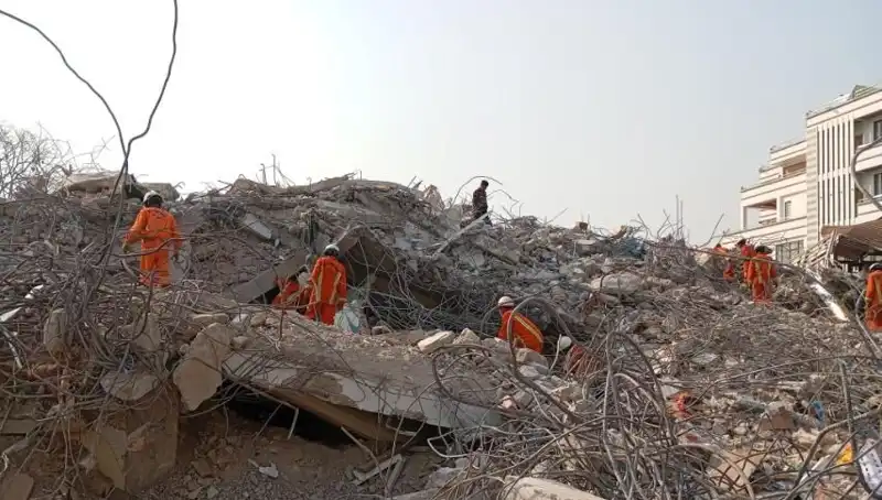Türk Arama Kurtarma Ekipleri Myanmar'da: Enkaz Altında Bir Umut Işığı