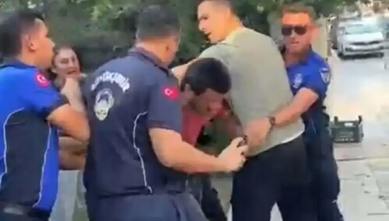 Sokak Ortasında Seyyar Satıcıya Zabıtadan Şok Edici Dayak!