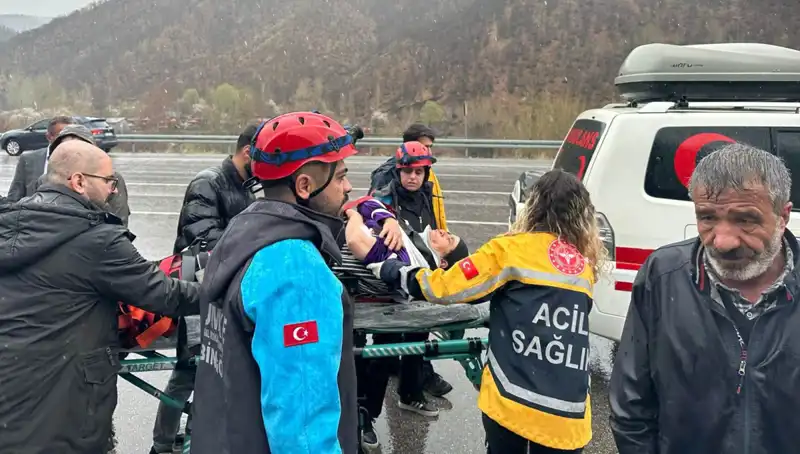 İstinad Duvarına Çarpan Otomobil Kazasında 5 Yaralı: Olayın Ayrıntıları